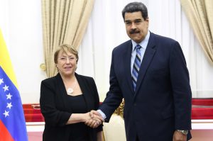 Maduro vuelve a criticar a Bachelet por informe: "Debería agarrar una piedra y darse en los dientes"