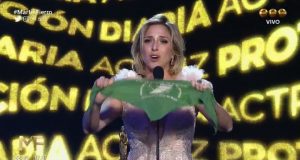 VIDEO| “A mí no me gusta hablar del aborto, pero tenemos que llegar a un acuerdo para que las mujeres no sigan muriendo”: Carla Peterson en premiación televisiva argentina