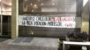 Estudiantes de la U. de Chile se toman edificio administrativo en reclamo por la no asignación de becas Vocación de Profesor