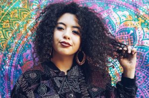 Escucha el debut musical de Ania Ivania, la nueva voz del soul chileno