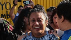 Joven de El Salvador condenada a 30 años de cárcel por parir un bebé muerto enfrentará nuevo juicio