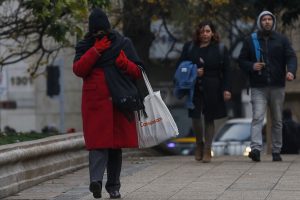 Se pronostica una ola de frío para Santiago: Termómetros llegarán a -2 grados este miércoles