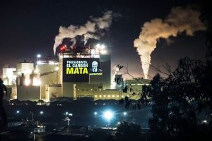 "Presidente, el carbón mata": Realizan proyecciones digitales en termoeléctrica de Quintero exigiendo su cierre