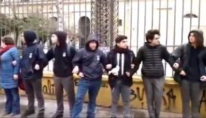 Estudiantes y apoderados del IN realizan "cadena humana" alrededor del establecimiento en defensa de la educación pública