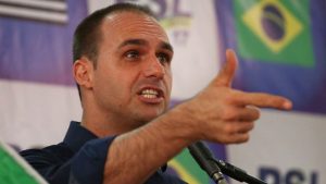 Hijo de Bolsonaro cita ejemplo de Chile para justificar autogolpe en Brasil