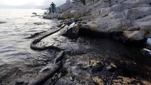 Derrame de 40 mil litros de petróleo en isla Guarello: comunidad Kawésqar acusa que afecta “las bases fundamentales de su cultura” 