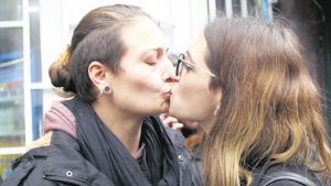 Fallo lesbofóbico en Argentina: Mujer que besaba a su pareja en lugar público fue condenada por "resistirse a la autoridad"
