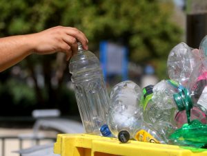 “Pacto por el plástico”: la alianza chileno, francesa e inglesa que pretende reducir el material para el 2025