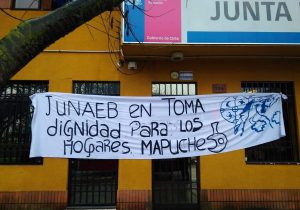 Estudiantes se toman edificio de la Junaeb de Temuco por malas condiciones en hogares mapuche