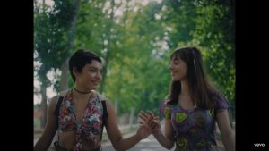 VIDEO| Javiera Mena estrena su versión del clásico lésbico "Mujer contra mujer"
