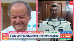 Esteban Paredes envió camiseta autografíada como regalo de cumpleaños al ministro Monckeberg