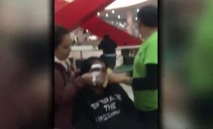 Guardia de mall en Santiago Centro golpea brutalmente a vendedora ambulante