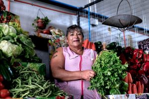 INE: Mujeres reciben 200 mil pesos menos de sueldo que hombres
