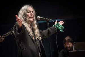 La legendaria Patti Smith se presentará por primera vez en Chile en noviembre