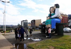 Seguirán "Sentados frente al mar": Votantes eligen mantener icónica estatua en Puerto Montt