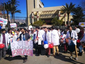 Médicos generales de zona realizan protesta frente al Congreso por incumplimientos del gobierno