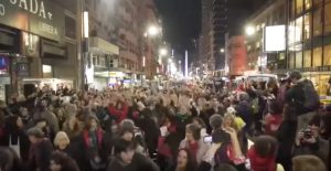 VIDEO| "Macri ya fue, si vos querés Larreta también": El flashmob argentino de militantes antimacristas