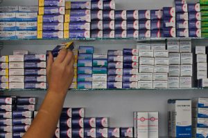 Experto en farmacología cuestiona al gobierno: “La venta de medicamentos en supermercados es pirotecnia”