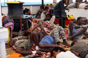 "Ya no podemos garantizar la seguridad de las personas a bordo": Open Arms se declara en situación de necesidad tras 16 días sin poder desembarcar