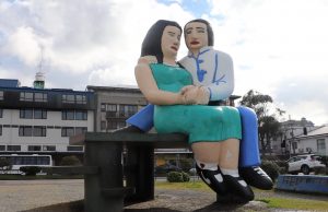 Puerto Montt definirá en consulta ciudadana el futuro de la escultura “Sentados frente al mar”