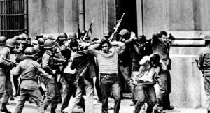 5 años de presidio para dos ex marinos por "secuestro con grave daño" a asesor de Salvador Allende en 1973