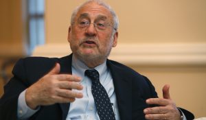 Nobel de economía Joseph Stiglitz sobre la crisis trasandina: "El FMI no estaba ayudando a Argentina, sino violando la política de no intervención"