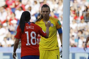 Christiane Endler y Camila Sáez nominadas al once del año de la FIFA