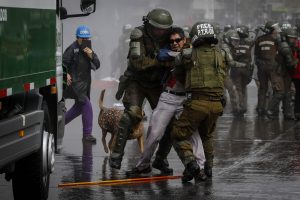 FOTOS| Acusan a Carabineros de uso excesivo de fuerza en incidentes de marcha no autorizada en Santiago