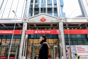 Banco Santander compensará a 36 mil consumidores afectados por cobros en líneas de sobregiro