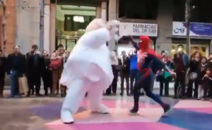 VIDEO| El inesperado pie de cueca entre el "Sensual Spiderman" y Dr. Simi en las calles de Santiago