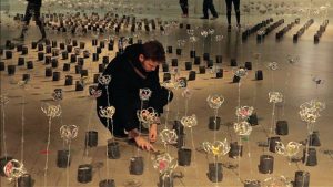 Las 1.044 flores de alambre de púas que el artista Carlos Altamirano regaló al público en el Museo de Bellas Artes