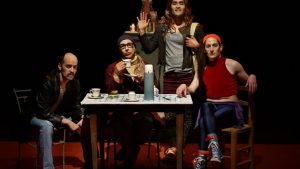 Notas sobre teatro: Travestis inmigrantes y chilenos a cuchillada limpia