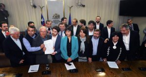 Oposición cierra filas e ingresa acusación constitucional contra ministra Marcela Cubillos