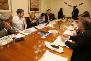 Senadora Irlandesa visita Chile para promover ley que prohíbe la importación de bienes producidos en asentamientos