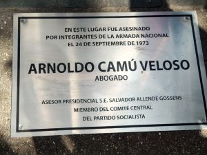 A 46 años de su asesinato: Familiares de Arnoldo Camú renuevan placa conmemorativa
