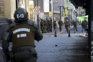 Violencia en el Instituto Nacional: Denuncian "asedio policial" constante en el establecimiento