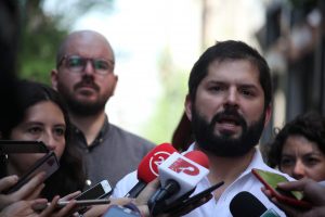 Frente Amplio pide revocar alza de tarifa del Metro, no criminalizar protestas y buscar soluciones