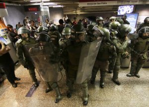 Carabineros se ve obligado a redestinar funcionarios para contener protestas en el Metro