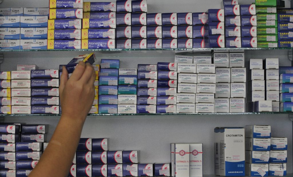 FNE confirma que laboratorios venden a farmacias casi 90% más caro que al sector público