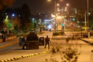 Allanamientos y represión en Lo Hermida a días del 18-O: Descubren a carabinero infiltrado en la población y vecinos acusan torturas a menores