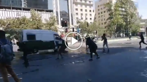 VIDEO| Carabineros atropella violentamente a manifestante en la Alameda