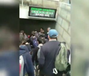 VIDEO| Estudiantes evaden masivamente el metro en protesta por alza de pasajes
