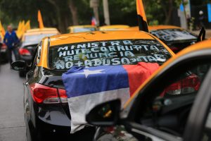 Taxistas protestan en Santiago y piden la renuncia de la ministra de Transportes