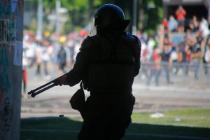 ¿Es G-3 el policía que dejó ciego a Gustavo Gatica?: Amnistía Internacional denuncia encubrimiento a Teniente que disparó 170 cartuchos de perdigones 