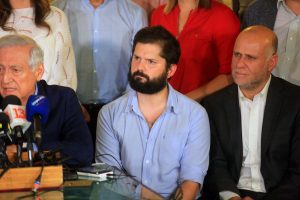 Militantes de Convergencia Social tildan de "egocéntrico" y "patriarcal" a Boric y piden su renuncia