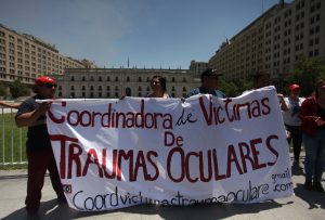 FOTOS| Coordinadora de Víctimas de Traumas Oculares protestaron frente a La Moneda
