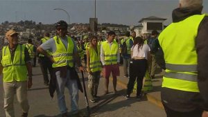 VIDEO| 'Chalecos amarillos' golpean a manifestante con un bate en presencia de Carabineros en Reñaca