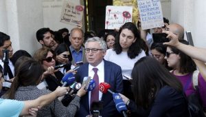 Rector de la U. de Chile llama al gobierno a prohibir el uso de balines ante ataque a estudiante de teatro