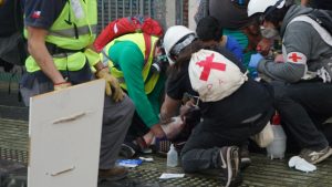 Agresiones a brigadistas de primeros auxilios y pacientes en la calle: Cuando Carabineros vulnera el derecho a la salud