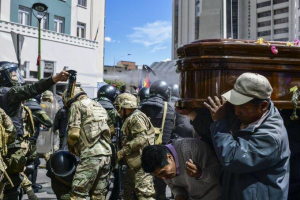 Policía ataca con gas pimienta a manifestantes que marchaban con ataúdes de las víctimas de la represión en El Alto